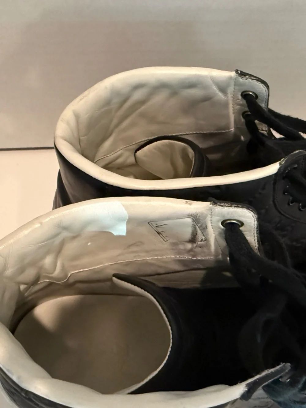 GUCCI Signature Hi Top Sneakers Black Leather 10 US